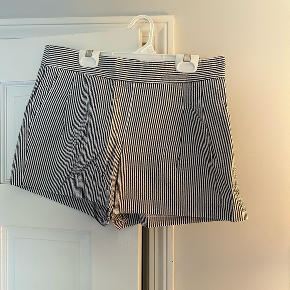 J. Crew Womens navy and white seersucker shorts. Side zip. Size 6. - Picture 1 of 7